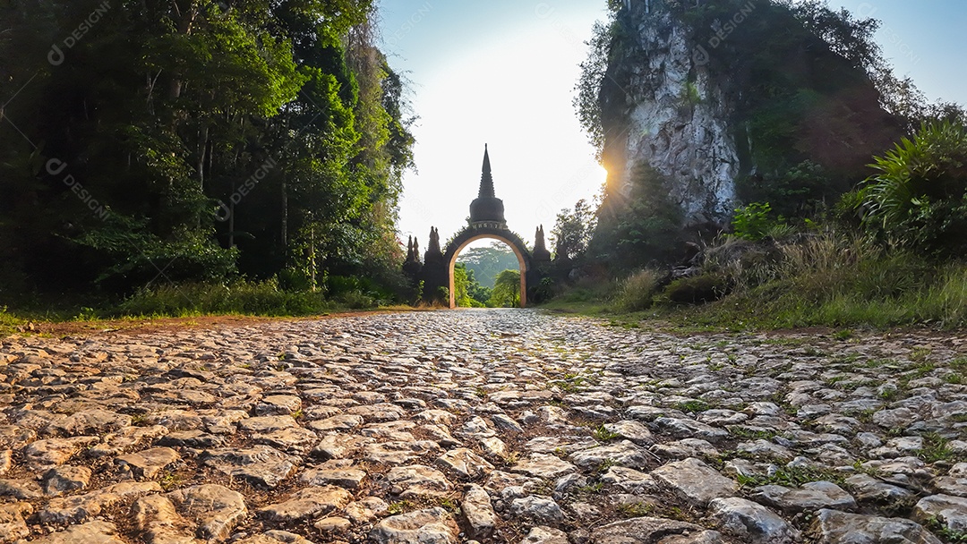 Paisagem do belo nascer do sol no Parque Khao Na Nai Luang Dharma em Surat Thani Tailândia