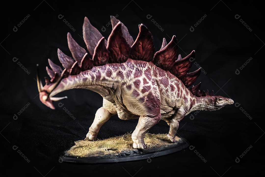 Belo dinossauro sobre fundo isolado