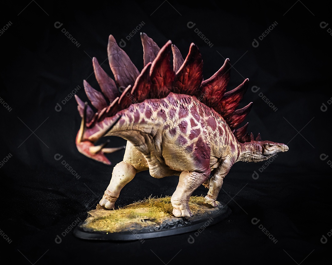 Belo dinossauro sobre fundo isolado