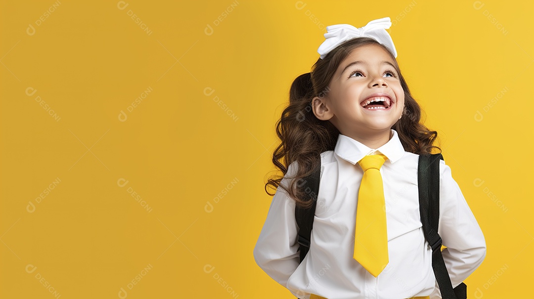 Linda garota estudante em fundo amarelo