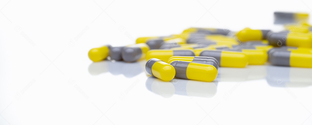 Comprimidos de cápsulas de antibióticos em fundo branco