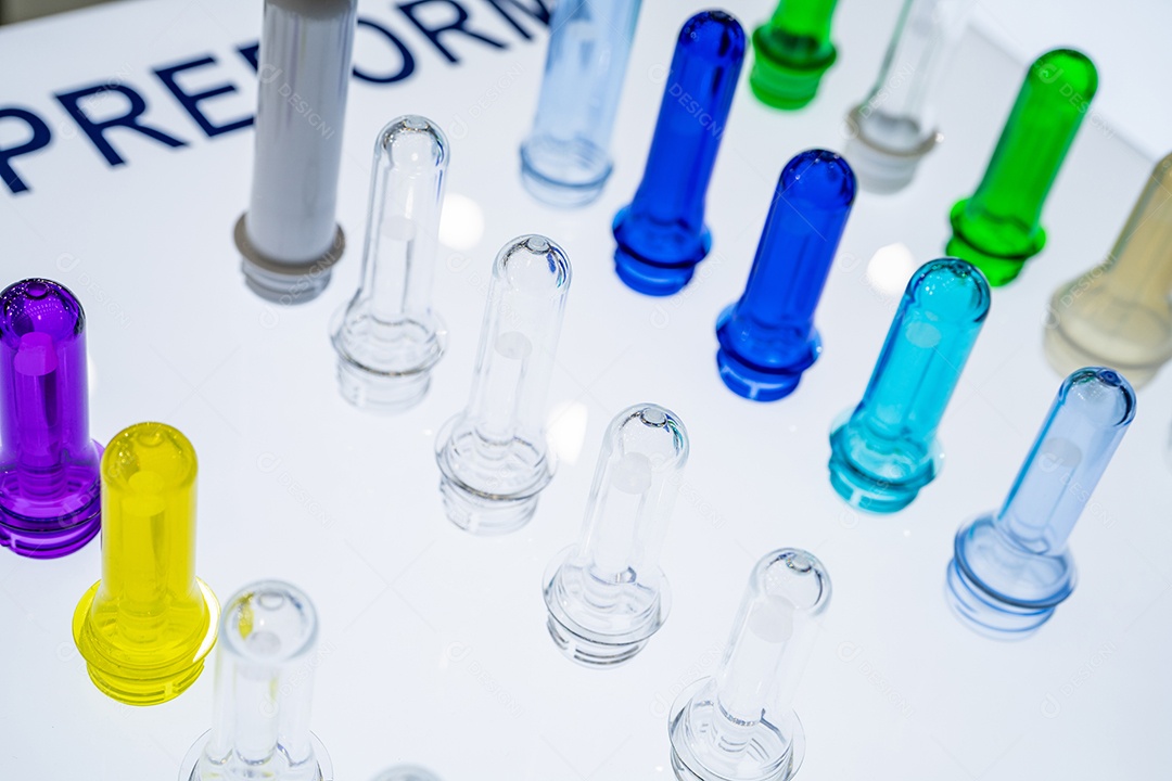 Pré-formas de garrafas plásticas PET antes da moldagem por sopro