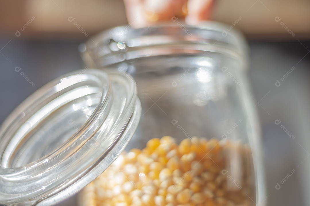 Milho de pipoca, milho usado para fazer pipoca em pote de vidro com luz natural.