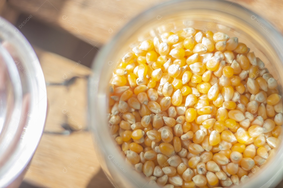 Milho de pipoca, milho usado para fazer pipoca em pote de vidro com luz natural.