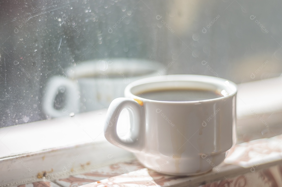 Xícara de café com reflexo no vidro, o vidro está sujo de propósito, conceito de vida simples.
