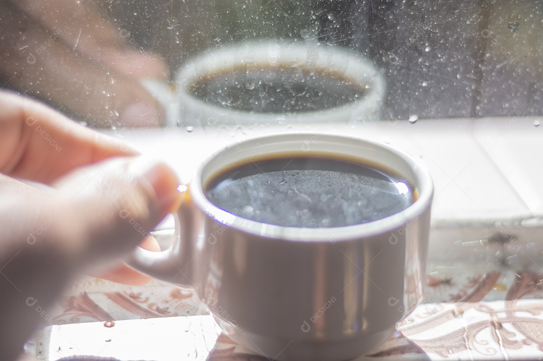 Xícara de café com reflexo no vidro