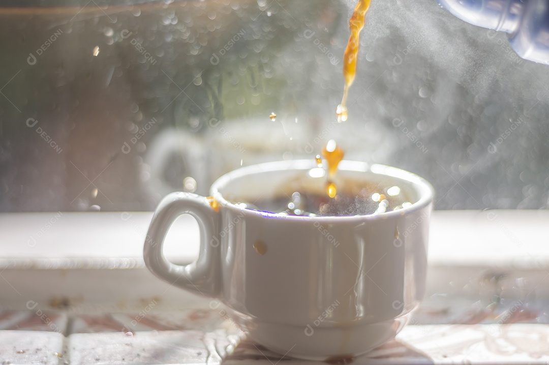 Xícara de café com reflexo no vidro, o vidro está sujo de propósito, conceito de vida simples.