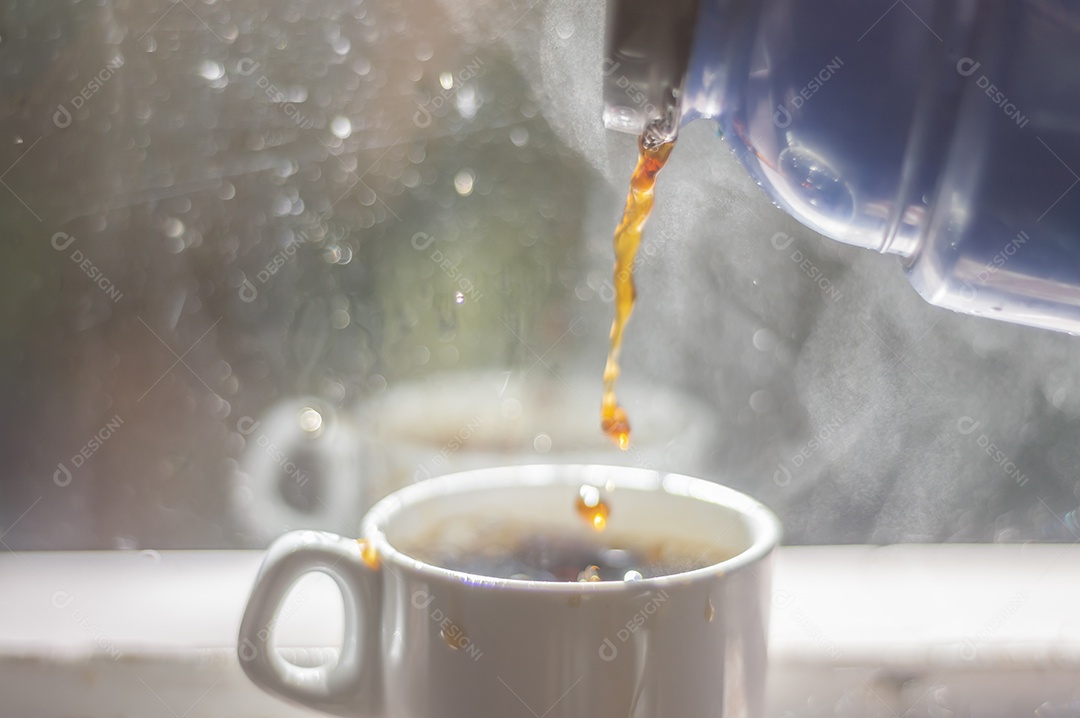 Xícara de café com reflexo no vidro, o vidro está sujo de propósito, conceito de vida simples.