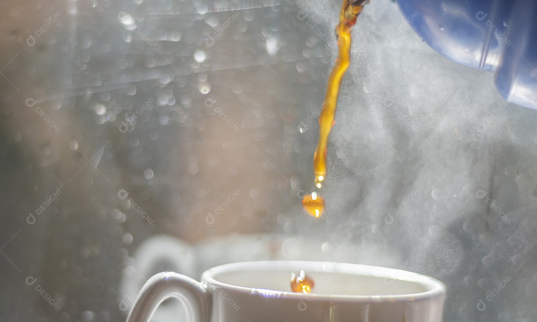 Xícara de café com reflexo no vidro, o vidro está sujo de propósito, conceito de vida simples.