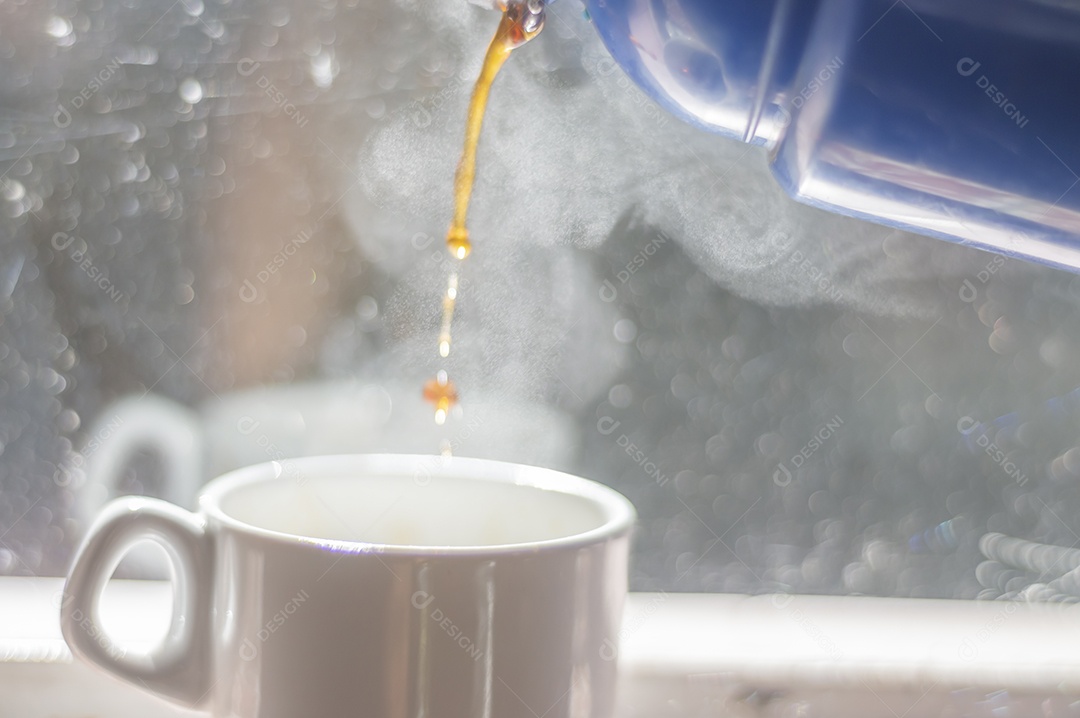 Xícara de café com reflexo no vidro, o vidro está sujo de propósito, conceito de vida simples.