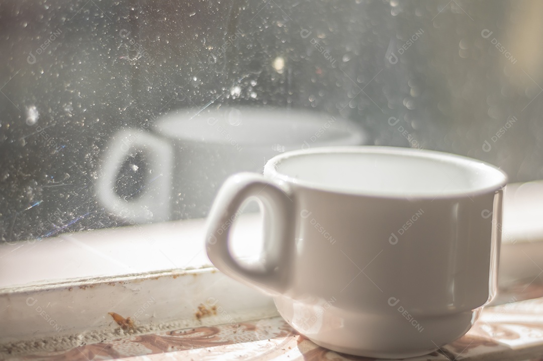 Xícara de café com reflexo no vidro