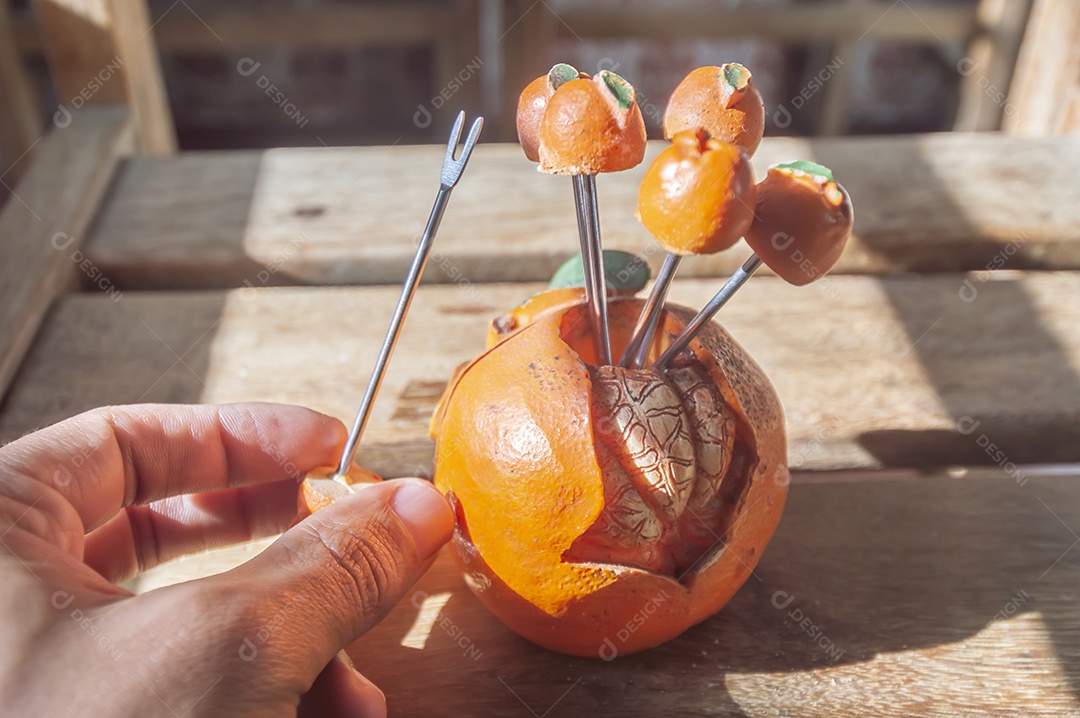 Bastões de ferro em forma de bergamota usados ​​para pegar lanches.