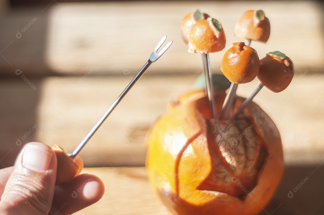 Bastões de ferro em forma de bergamota usados ​​para pegar lanches.