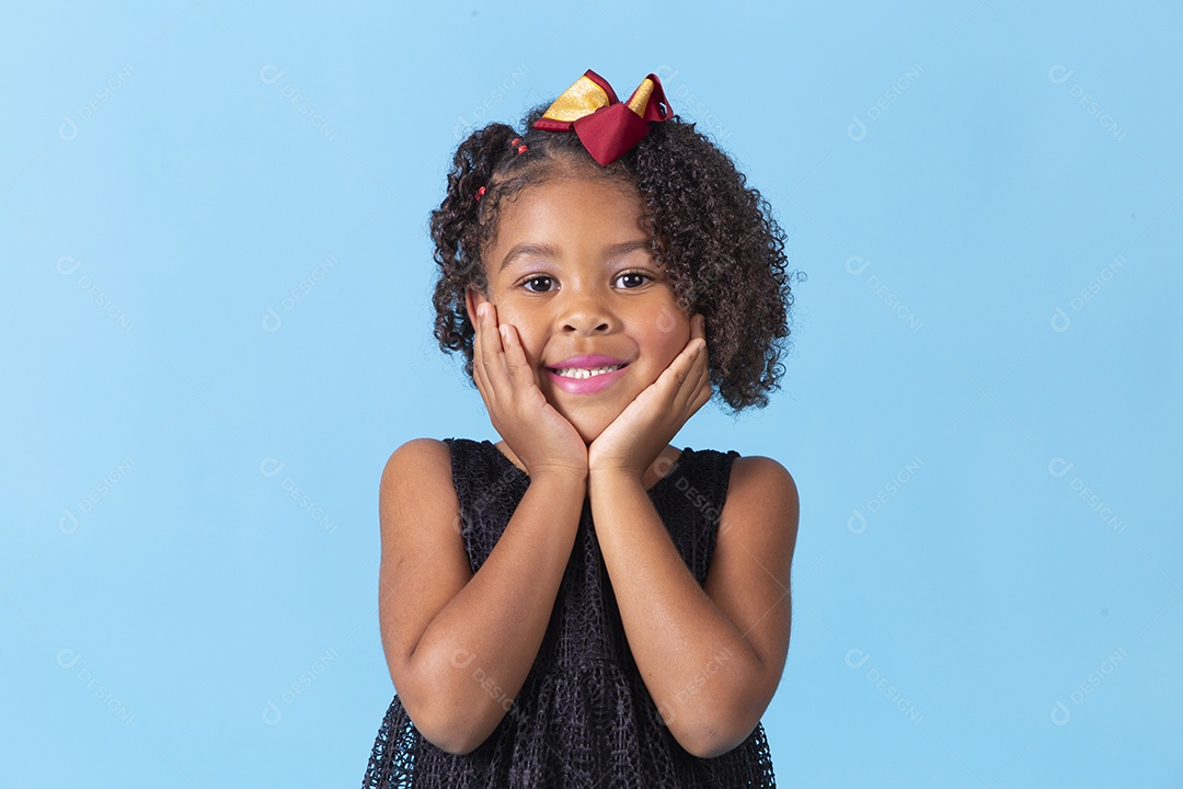 Linda garotinha negra sorridente em fundo azul