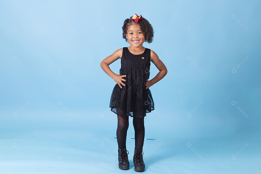 Linda garotinha negra sorridente em fundo azul