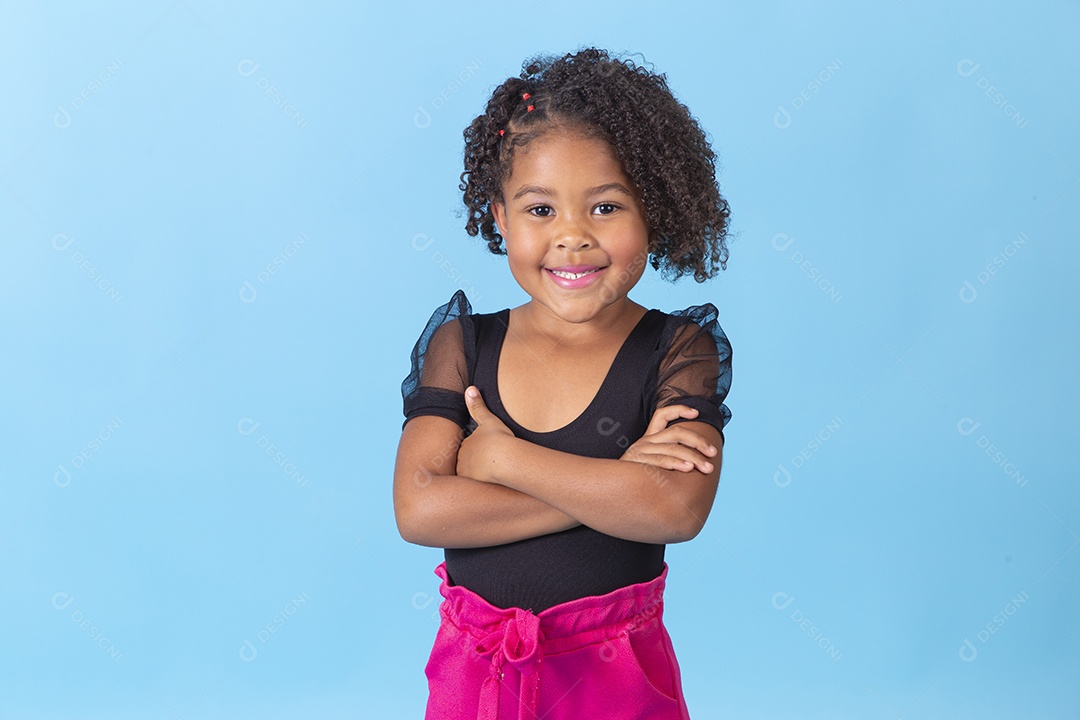 Linda garotinha negra sorridente em fundo azul