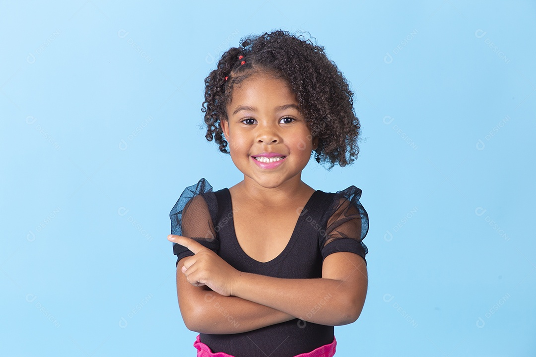 Linda garotinha negra sorridente em fundo azul
