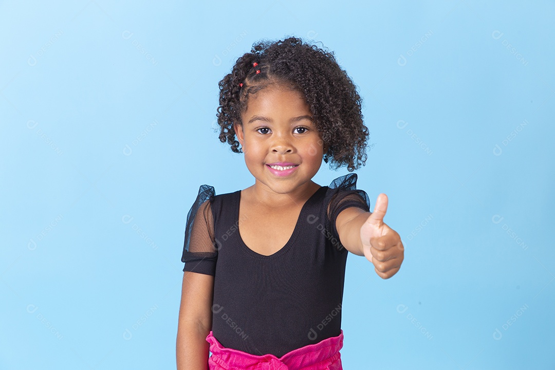 Linda garotinha negra sorridente em fundo azul