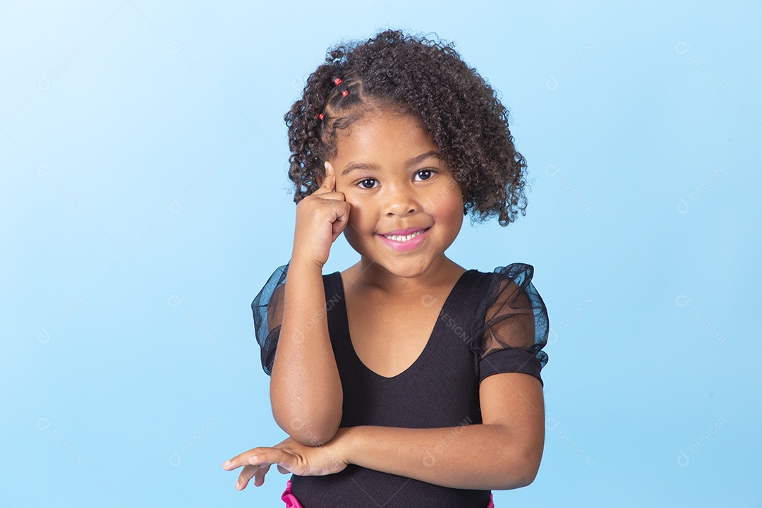 Linda garotinha negra sorridente em fundo azul