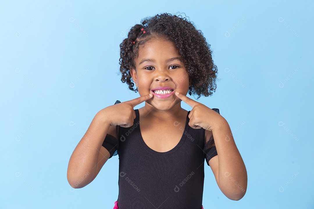 Linda garotinha negra sorridente em fundo azul