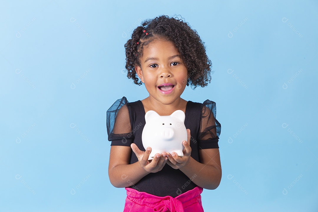 Linda garotinha negra sorridente segurando cofre em fundo azul