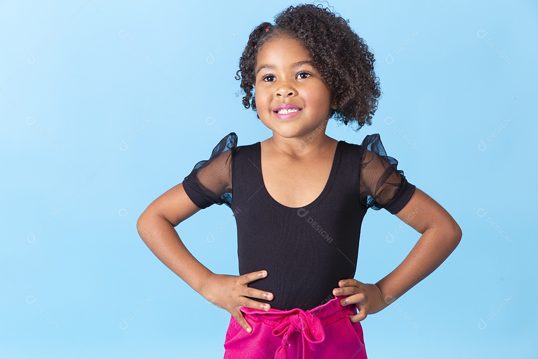 Linda menina sorridente em fundo azul