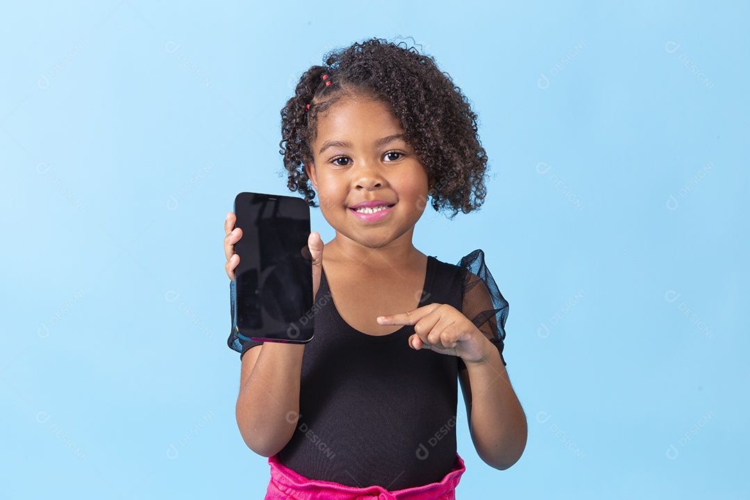 Linda garotinha segurando celular com tela preta em fundo azul