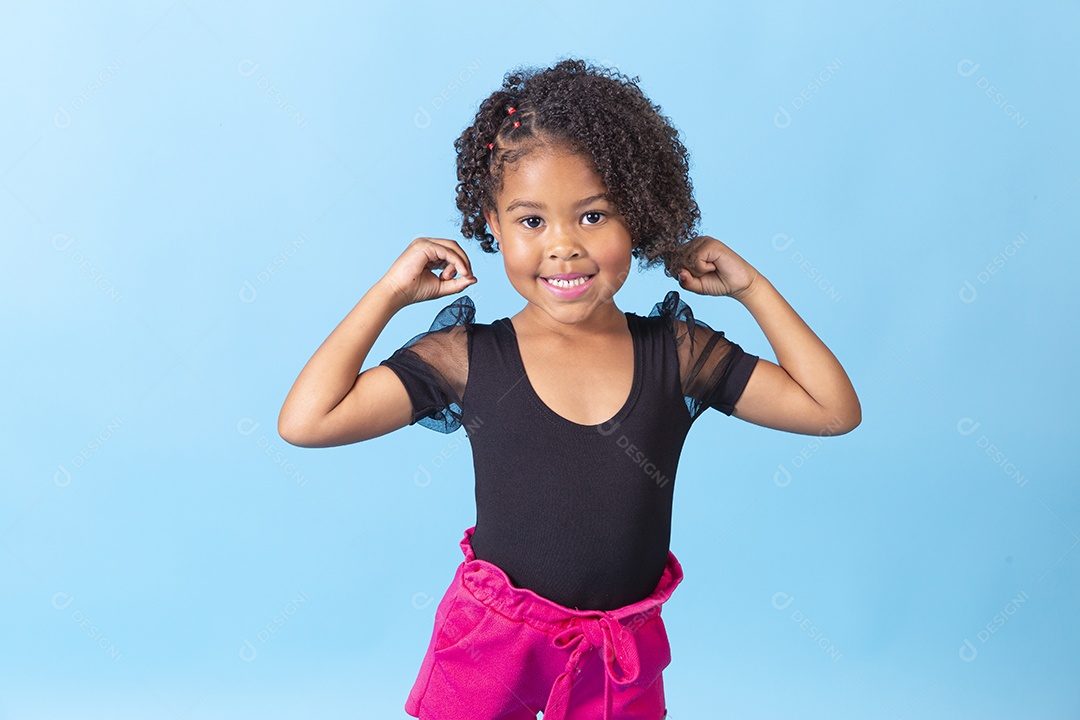 Linda garotinha segurando celular com tela preta em fundo azul