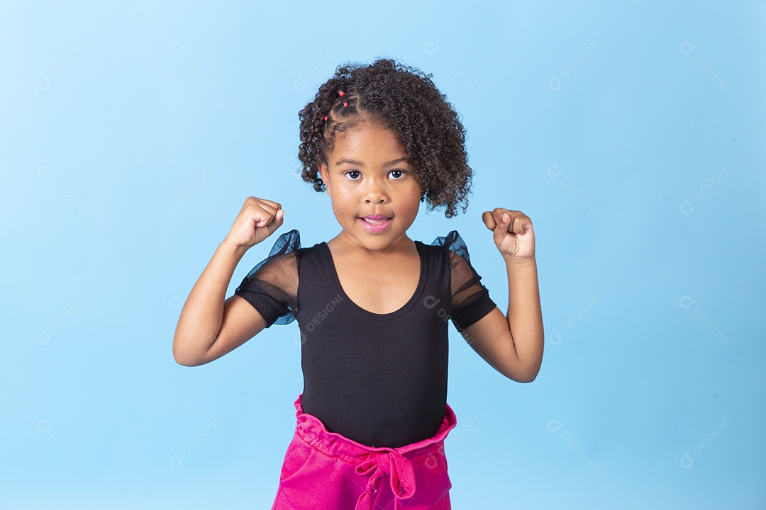 Linda garotinha segurando celular com tela preta em fundo azul