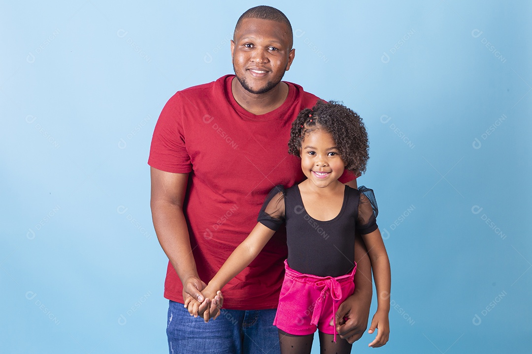 Pai e filha juntos em fundo azul