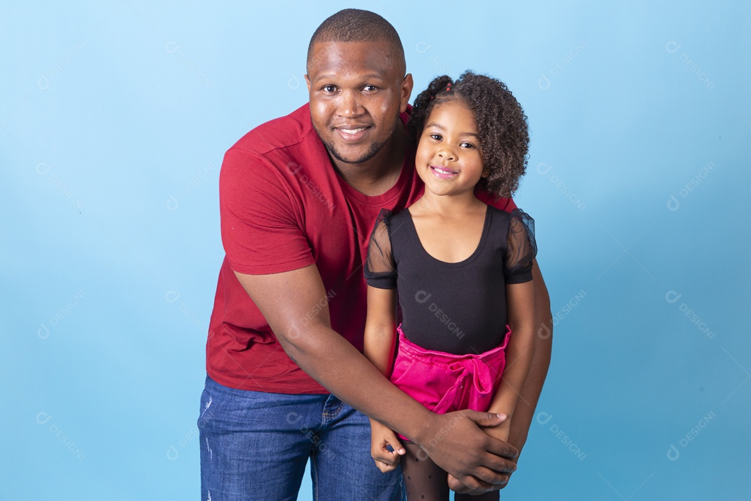 Pai e filha juntos em fundo azul