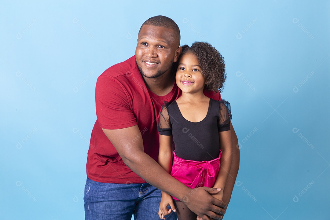 Pai e filha juntos em fundo azul