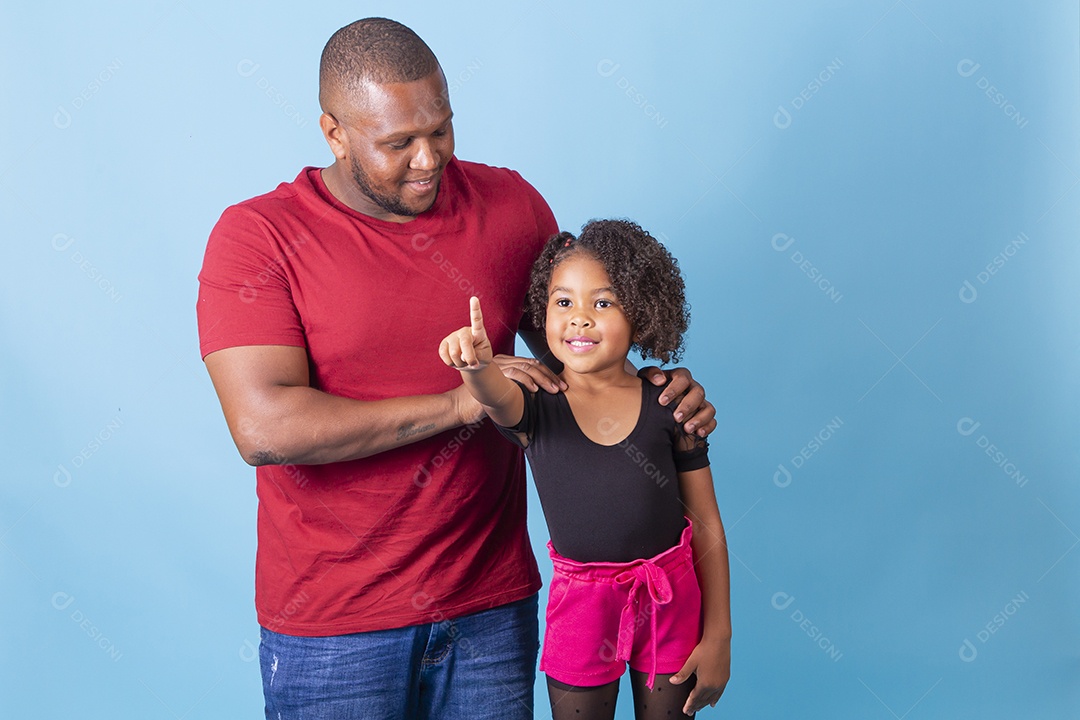 Pai e filha juntos em fundo azul