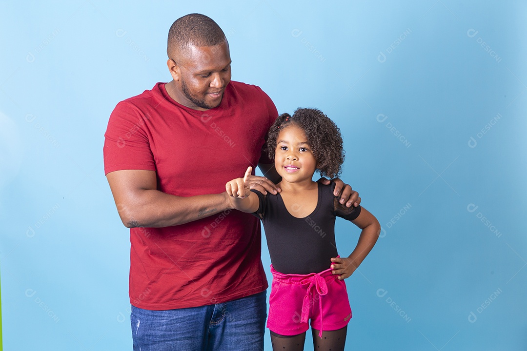 Pai e filha juntos em fundo azul