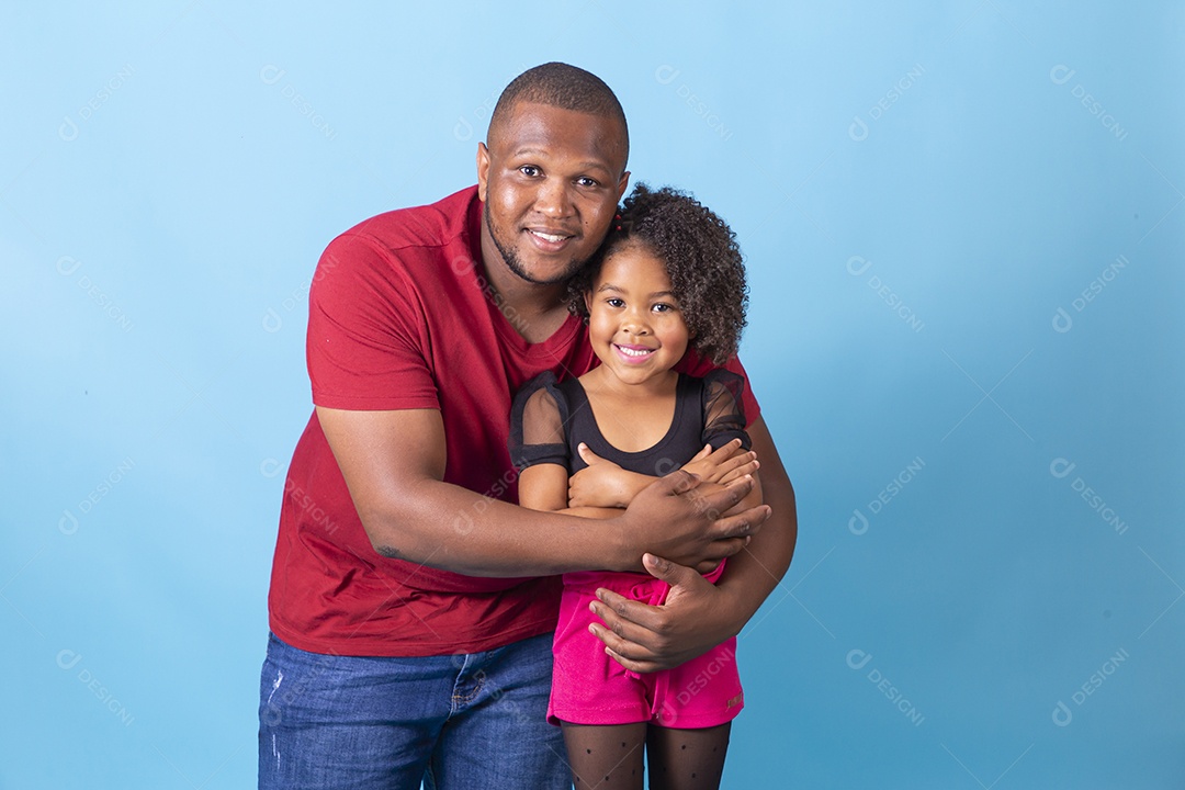 Pai e filha juntos em fundo azul