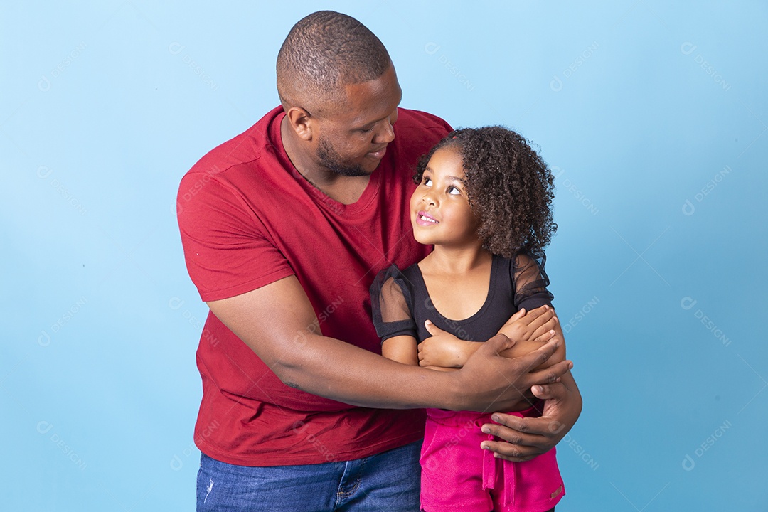 Pai e filha juntos felizes em fundo azul