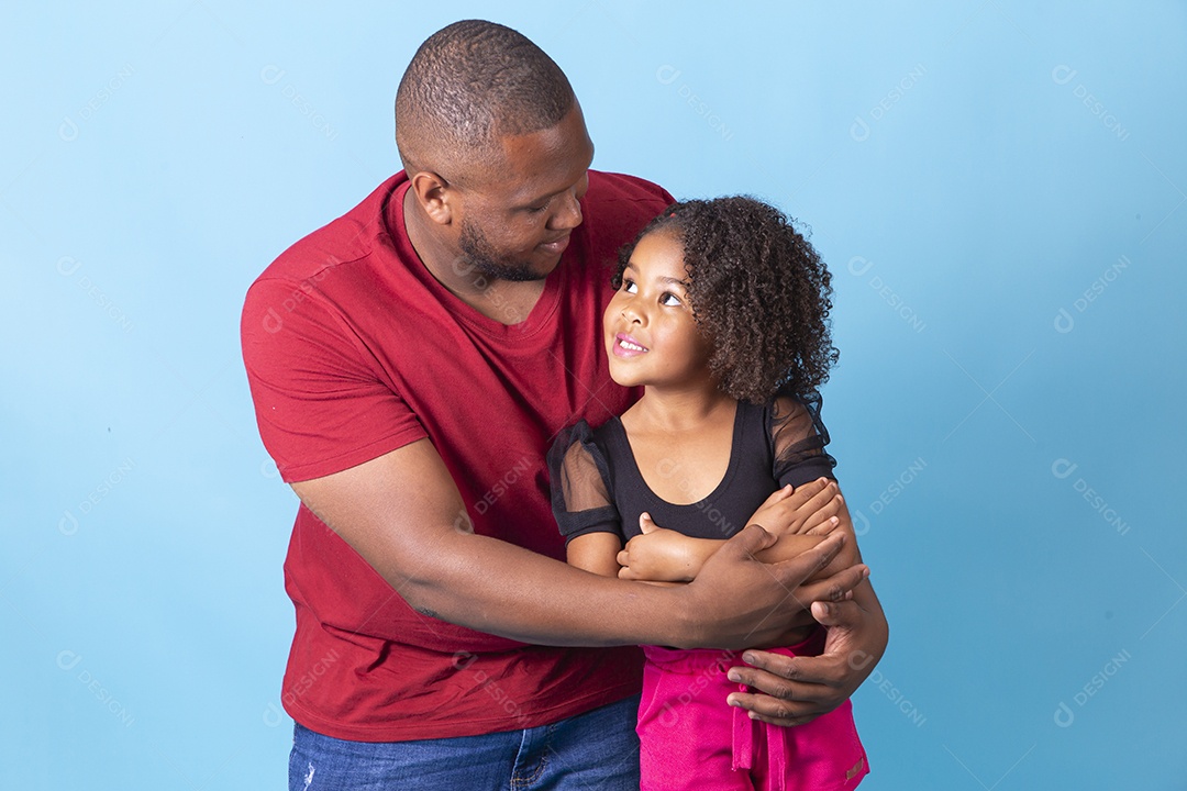 Pai e filha juntos felizes em fundo azul
