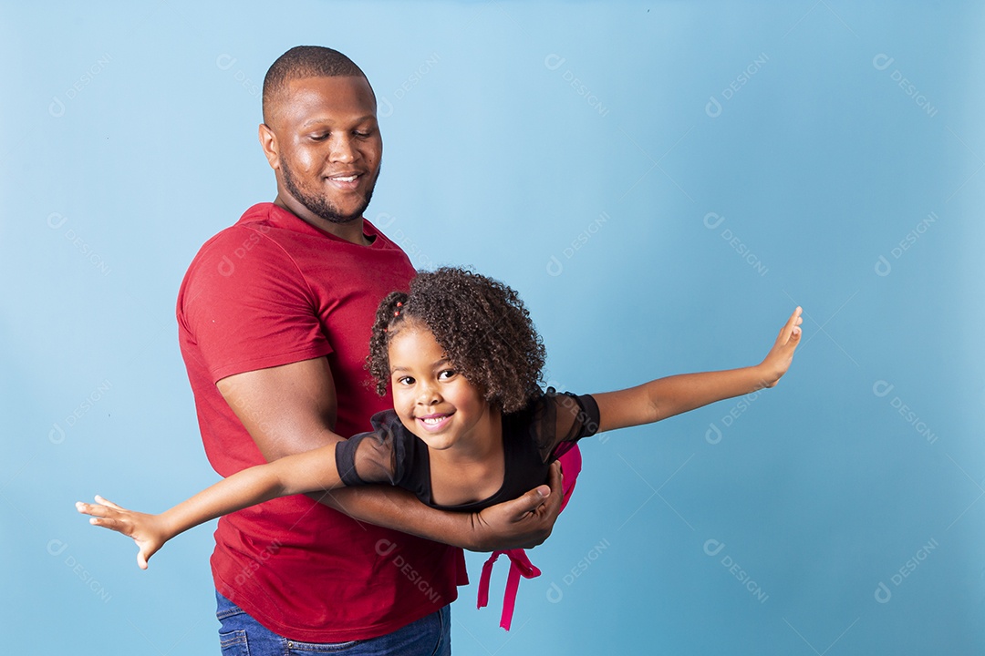 Pai e filha juntos felizes em fundo azul