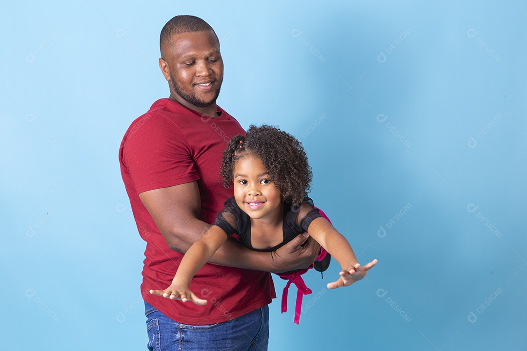 Pai e filha juntos sorridentes em fundo azul