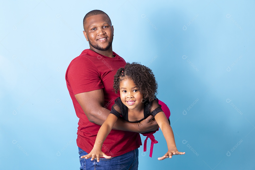 Pai e filha juntos felizes em fundo azul