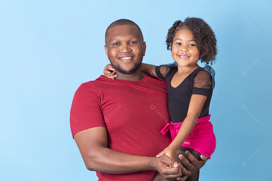 Pai e filha juntos sorridentes em fundo azul