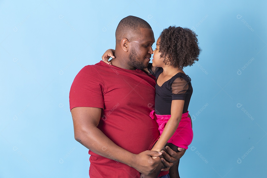 Pai e filha juntos felizes em fundo azul