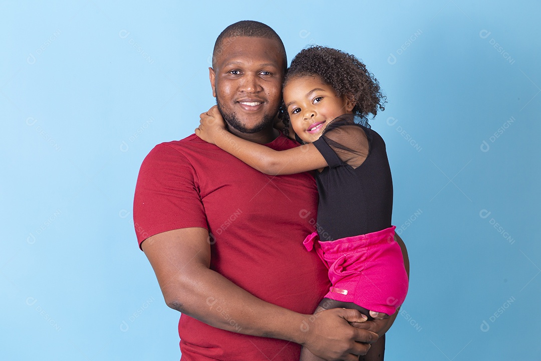 Pai e filha juntos felizes em fundo azul