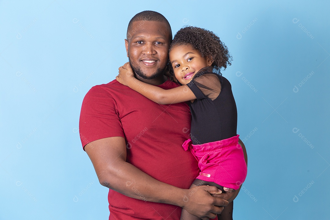 Pai e filha juntos felizes em fundo azul