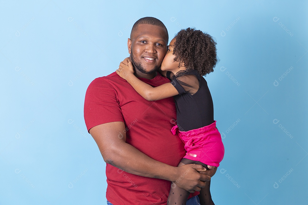 Pai e filha juntos felizes em fundo azul