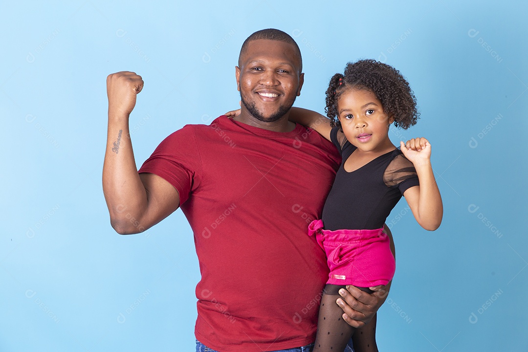Pai e filha juntos felizes em fundo azul