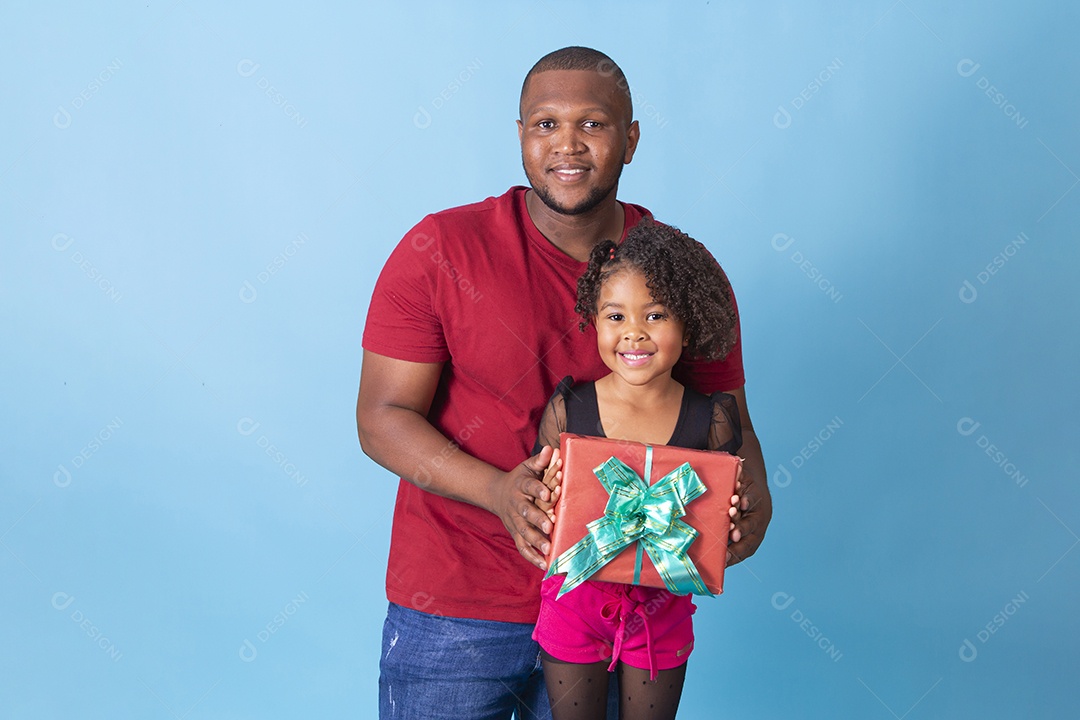 Pai e filha juntos em fundo azul