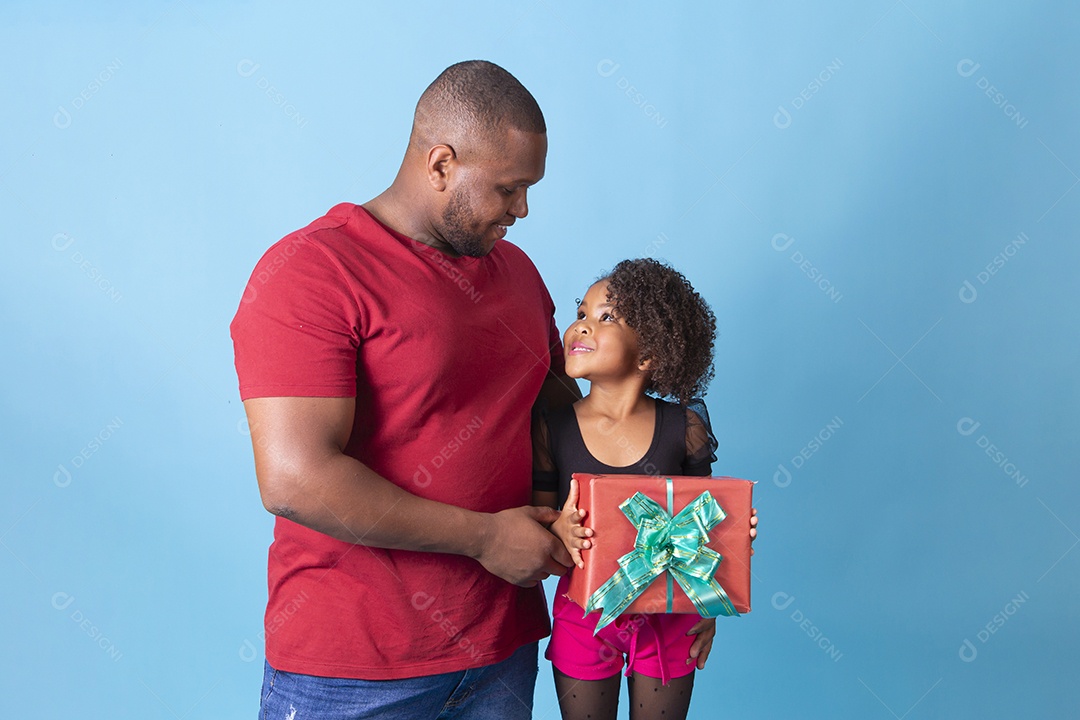 Pai e filha juntos em fundo azul