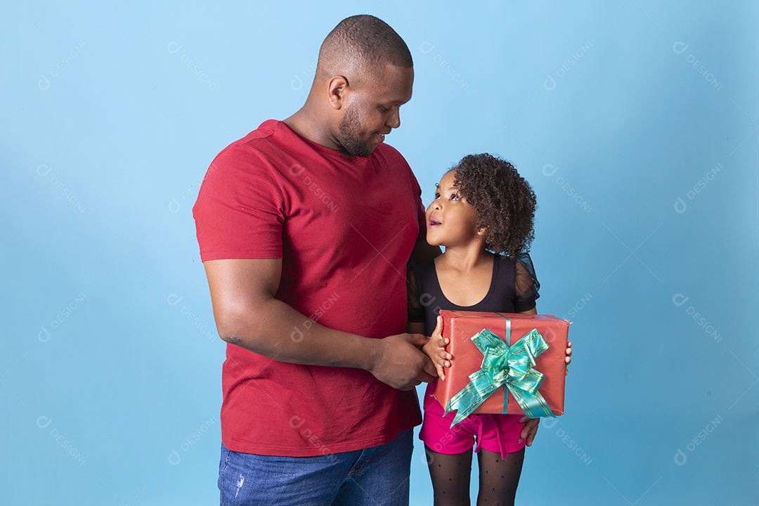 Pai e filha juntos em fundo azul