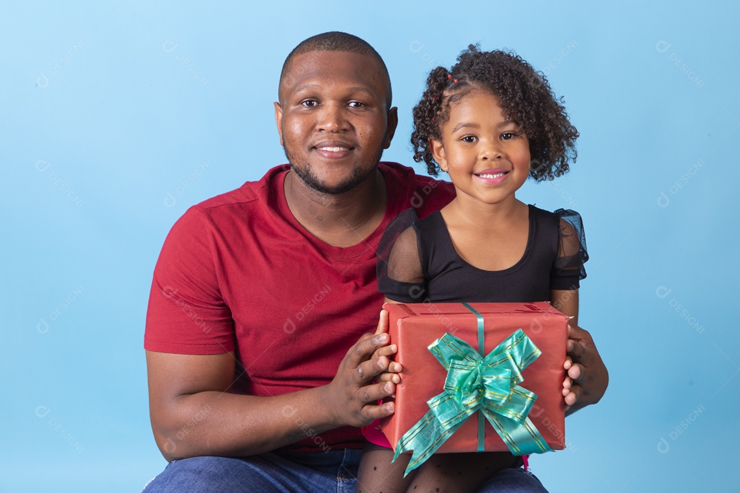 Pai e filha juntos alegres em fundo azul